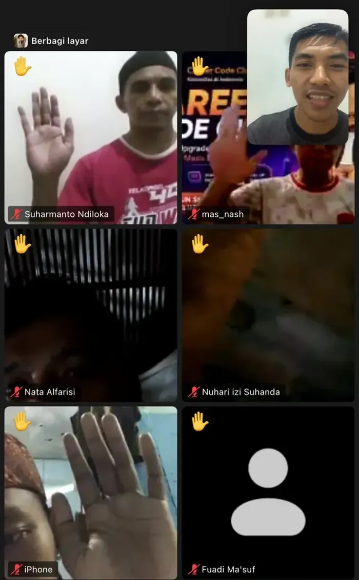 Peserta kelas Zoom Career Code Club mengangkat tangan saat sesi praktik